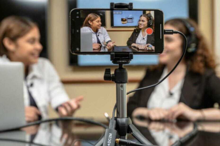 Celular gravando duas mulheres conversando em entrevista