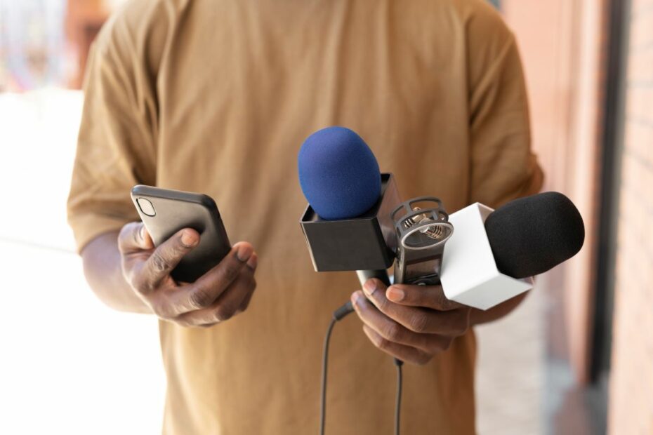 Mãos masculinas segurando alguns microfones