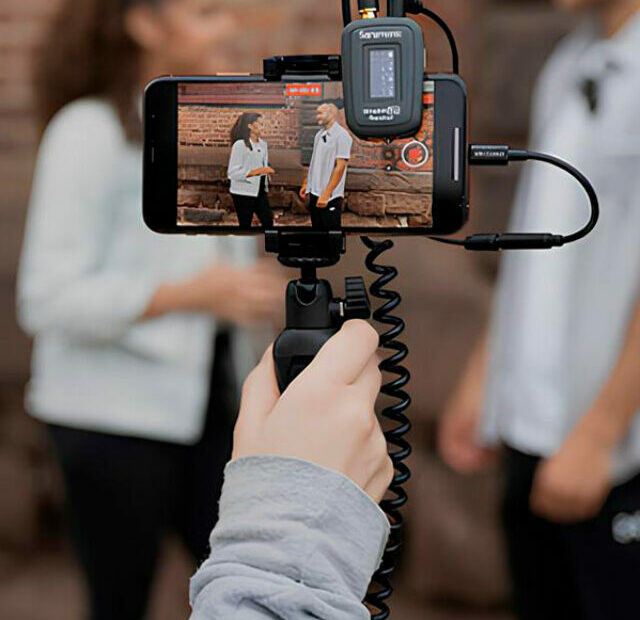 foto de gravação com duas pessoas conversando e uma gravando com celular e microfone sem fio blink 500 saramonic