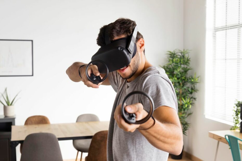 homem usando óculos de realidade virtual e segurando controles de vídeo game