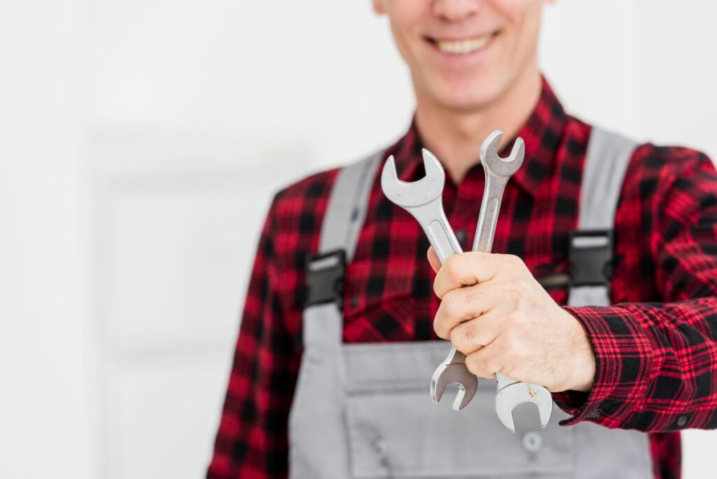 Homem mostrando ferramentas que está segurando com a mão