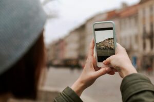 Jovem tirando uma foto com o celular