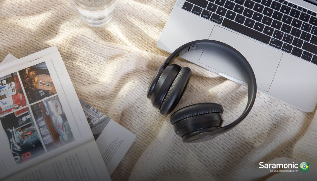 O que considerar ao escolher fones de ouvido com microfone para celular?